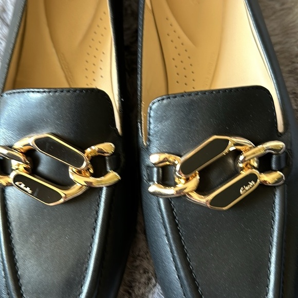 Clarks Black with gold hardware Leather Loafers size 8 - Picture 5 of 8
